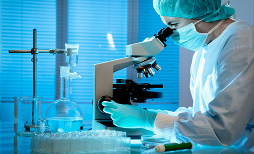 Microscopio profesional en laboratorio científico - Equipos Obertec